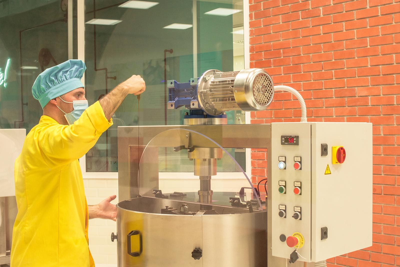 Emprendimiento industrial. Un joven hace una medición en una máquina