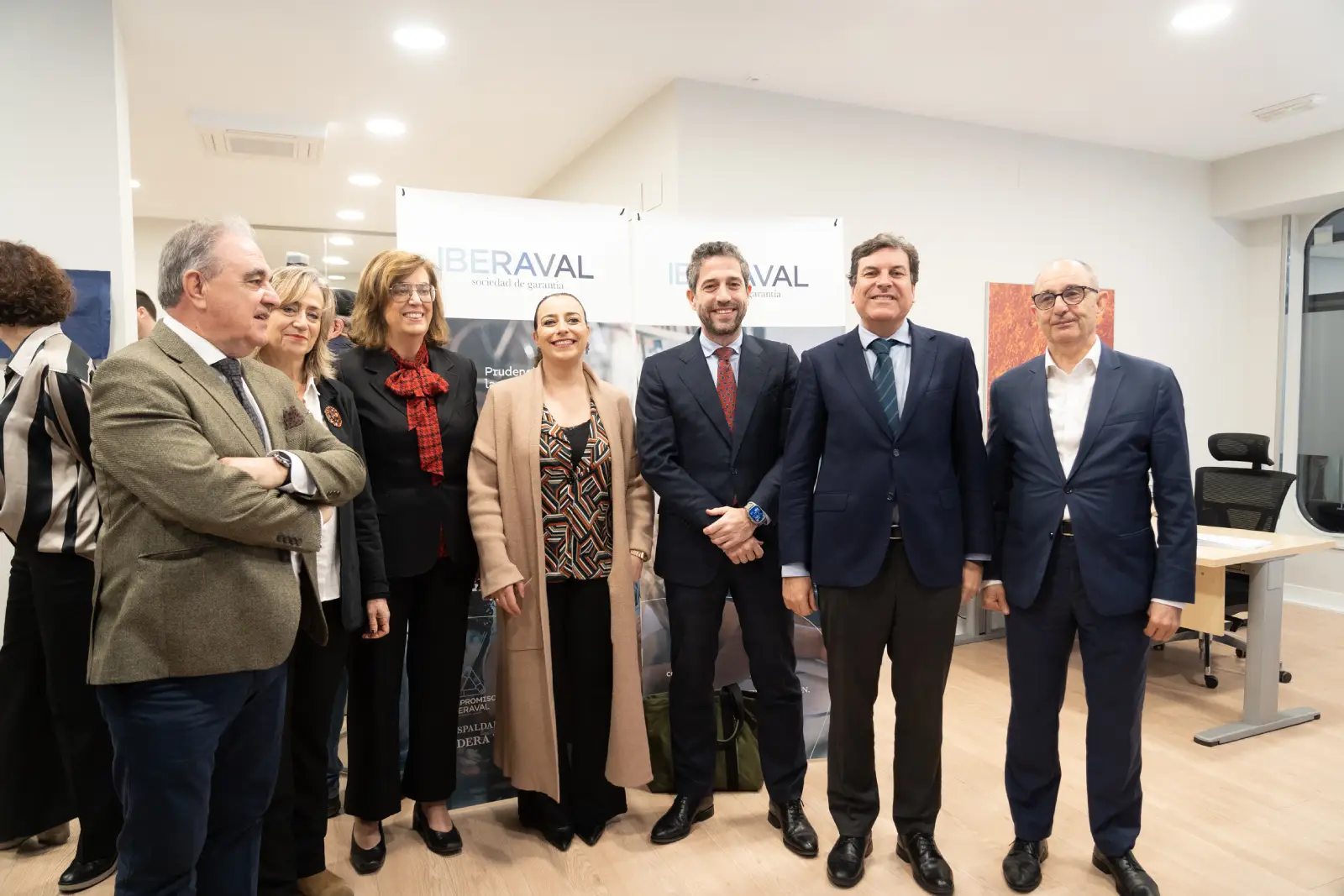 Las autoridades, presentes en la inauguración de la oficina palentina