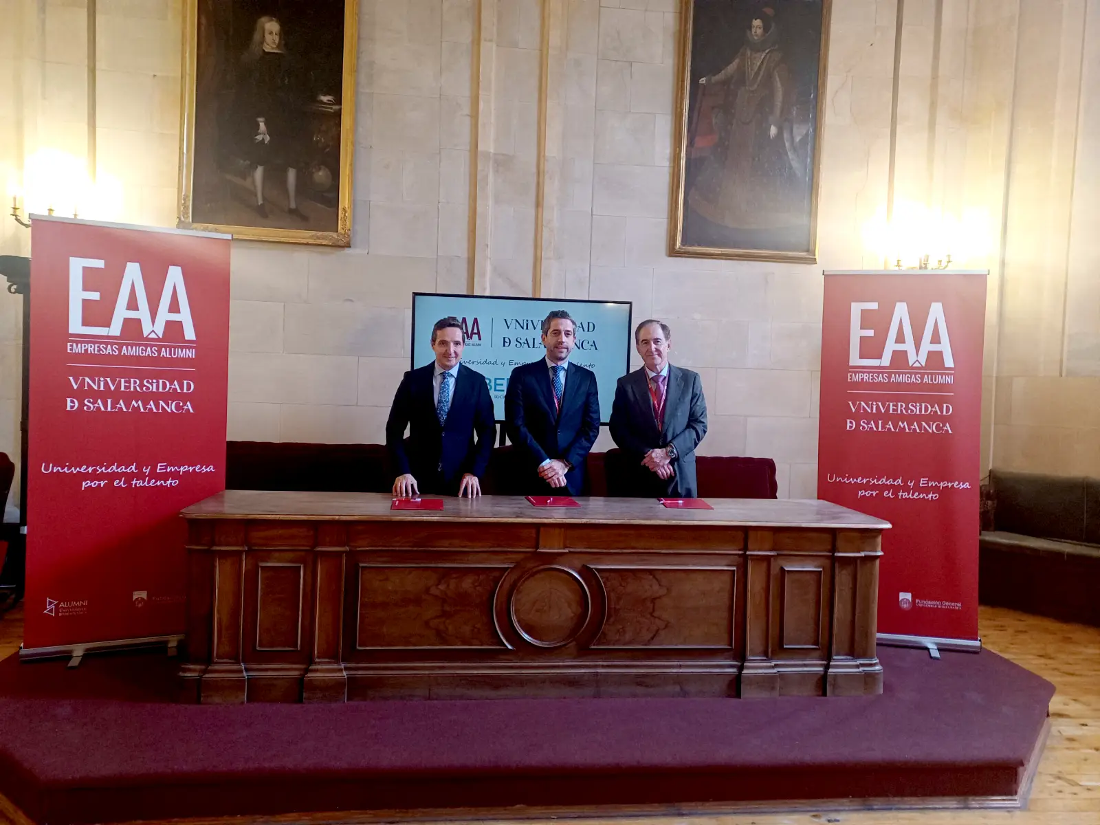 César Pontvianne, presidente de la sociedad de garantía, con José Manuel Corchado, rector de la Universidad de Salamanca, y Antonio Huertas, presidente de Alumni y de Mapfre