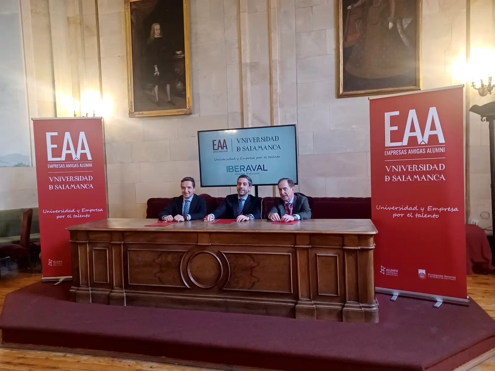 César Pontvianne, presidente de la sociedad de garantía, con José Manuel Corchado, rector de la Universidad de Salamanca, y Antonio Huertas, presidente de Alumni y de Mapfre